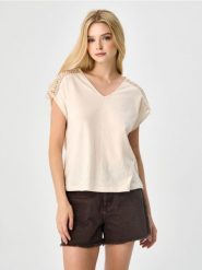Koszulka z ażurową wstawką - kremowy. Białe t-shirty damskie Sinsay, l, w ażurowe wzory, boho, bez kołnierzyka. W wyprzedaży za 22.99 zł.