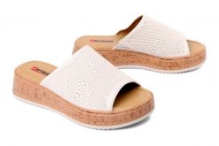 Artiker Relaks 58C0264, klapki damskie. Brązowe klapki damskie Artiker Relaks, bez wzorów, ze skóry, bez obcasa, na koturnie. Za 194.90 zł.