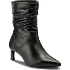 Botki STUART WEITZMAN - Demibenatar XO25963 Black Nappa. Czarne botki damskie Stuart Weitzman, z materiału, bez obcasa, na obcasie. W wyprzedaży za 1,299.00 zł.