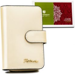Portfel skórzany Peterson PTN 1N-602 beżowy. Brązowe portfele damskie Peterson, bez wzorów, z lakierowanej skóry. Za 119.99 zł.