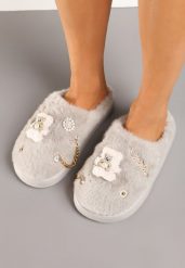 Szare Wsuwane Kapcie Futrzane z Ozdobnymi Aplikacjami Reathlith. Szare kapcie damskie Born2be, z aplikacjami, z dresówki. Za 44.99 zł.