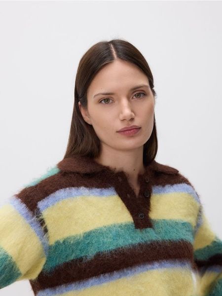 Sweter z kołnierzykiem - wielobarwny. Swetry damskie Reserved, l, bez wzorów, z dzianiny, bez kołnierzyka, bez ramiączek, bez kaptura. W wyprzedaży za 59.99 zł.