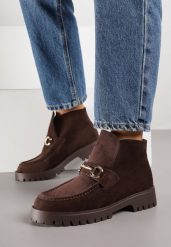 Brązowe Botki w Stylu Mokasynów z Elegancką Aplikacją Elinney. Brązowe botki damskie Born2be, z jeansu, eleganckie, bez obcasa, na płaskiej podeszwie, bez zapięcia. Za 129.99 zł.