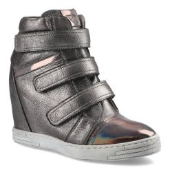 Sneakersy damskie Karino, lakierowana skóra naturalna zapinana na trzy rzepy i na płaskim obcasie, srebrno-szare, 1694-127-P. Szare kozaki damskie Karino, z lakierowanej skóry, bez obcasa, na koturnie. Za 249.00 zł.