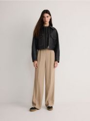 Spodnie z wiskozy - beżowy. Brązowe spodnie materiałowe damskie Reserved, bez wzorów, z tkaniny. W wyprzedaży za 69.99 zł.