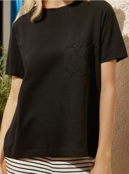 Bawełniana koszulka z dekoracyjną kieszonką - czarny. Czarne t-shirty damskie Sinsay, l, bez wzorów, z bawełny, bez kołnierzyka. W wyprzedaży za 17.99 zł.