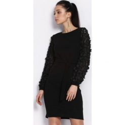 Czarna Sukienka Flushed. Czarne sukienki damskie Born2be, uniwersalny, bez wzorów, z dzianiny, eleganckie, bez kołnierzyka, bez ramiączek, mini, dopasowane. Za 49.99 zł.