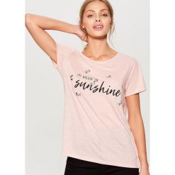 Długa koszulka z brokatowym połyskiem - Różowy. T-shirty damskie marki Mohito. W wyprzedaży za 29.99 zł.