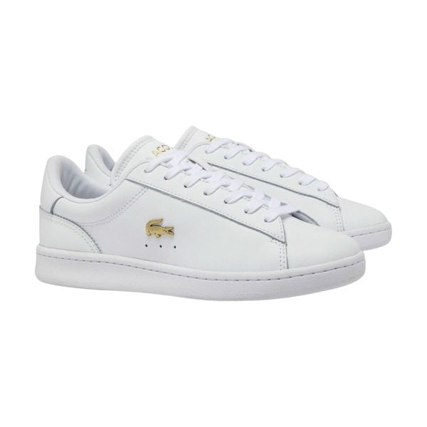 Tenisówki Lacoste Model Carnaby Kolor Biały. Białe trampki i tenisówki damskie Lacoste, bez wzorów, ze skóry, bez zapięcia. Za 419.00 zł.
