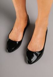 Czarne Balerinki Lakierowane z Aplikacją w Kształcie Serca Loredis. Czarne baleriny damskie Born2be, z aplikacjami, z jeansu, eleganckie, bez obcasa. Za 19.99 zł.
