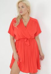 Pomarańczowa Sukienka z Kopertowym Dekoltem Wiązanym Paskiem i Gumką w Pasie Vung. Brązowe sukienki damskie Born2be, l, bez wzorów, bez kołnierzyka, bez ramiączek, mini, kopertowe. Za 89.99 zł.
