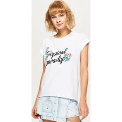 Koszulka oversize z nadrukiem - Biały. Bluzki damskie marki Cropp. Za 29.99 zł.