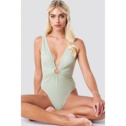 NA-KD Swimwear Kostium kąpielowy z detalem - Green. Zielone kostiumy jednoczęściowe damskie NA-KD Swimwear. Za 121.95 zł.