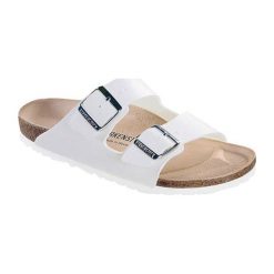 Klapki w kolorze białym. Klapki damskie marki Birkenstock. W wyprzedaży za 249.95 zł.