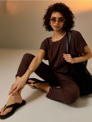 Klapki japonki z dekoracyjnym złotym detalem - brązowy. Brązowe klapki damskie Sinsay, bez wzorów, bez obcasa. Za 49.99 zł.