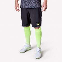 Spodenki piłkarskie Kipsta Viralto II. Czarne krótkie spodenki sportowe męskie KIPSTA, s, bez wzorów, z elastanu, do piłki nożnej. Za 69.99 zł.