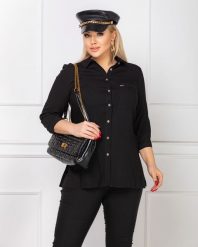 Elegancka czarna długa zapinana koszula z rękawem 3/4 PLUS SIZE XXL. Czarne bluzki damskie Nasi partnerzy, plus size, bez wzorów, z poliesteru, eleganckie, bez kołnierzyka, plus size, bez ramiączek. Za 199.90 zł.