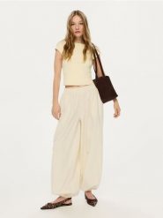 Spodnie balloon - złamana biel. Spodnie materiałowe damskie Reserved, l, bez wzorów, z dzianiny. Za 119.99 zł.