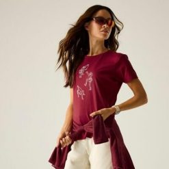 Damska koszulka z krótkim rękawem i grafiką Tranquility III. Czerwone t-shirty damskie Dare 2b, bez wzorów, z bawełny, bez kołnierzyka. Za 139.99 zł.