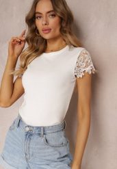 Biała Bawełniana Bluzka z Koronkowymi Rękawami Ellionna. Białe bluzki damskie Renee, m, bez wzorów, z bawełny, bez kołnierzyka, bez ramiączek. Za 49.99 zł.