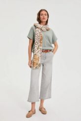 Wzorzysty szal beżowy. Brązowe szaliki i chusty damskie MOODO, bez wzorów, z poliesteru. Za 49.99 zł.