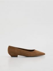 Zamszowe baleriny na obcasie - ciemnobrązowy. Brązowe baleriny damskie Reserved, bez wzorów, z zamszu, bez obcasa, na obcasie. Za 189.99 zł.