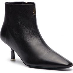 Botki PATRIZIA PEPE - 2V8131/A702-K103 Nero. Czarne kozaki damskie Patrizia Pepe, ze skóry, bez obcasa. W wyprzedaży za 819.00 zł.