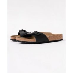 Klapki damskie Birkenstock Madrid BS. Czarne klapki damskie Birkenstock, bez wzorów, z materiału, klasyczne, bez obcasa. Za 380.66 zł.
