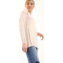 SWETER DAMSKI Z OZDOBNYMI SUWAKAMI PO BOKACH. Swetry damskie marki TROLL. W wyprzedaży za 69.99 zł.