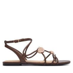 Sandały Guess. Brązowe sandały damskie Guess, z aplikacjami, bez obcasa, na płaskiej podeszwie, bez zapięcia. Za 444.99 zł.