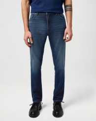 MESKIE SPODNIE WRANGLER RIVER FOG 112370922. Spodnie materiałowe męskie Wrangler, l, bez wzorów, z jeansu. Za 219.99 zł.