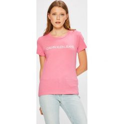 Calvin Klein Jeans - Top. Różowe topy damskie Calvin Klein Jeans, z nadrukiem, z bawełny, z okrągłym kołnierzem, z krótkim rękawem. Za 119.90 zł.