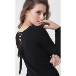 Czarny Sweter Elisa. Czarne swetry damskie Born2be, na jesień, l, bez wzorów, prążkowane, bez kołnierzyka, bez ramiączek, długie, bez kaptura. Za 69.99 zł.