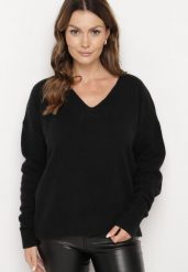 Czarny Sweter o Klasycznym Kroju z Dekoltem V Vitiala. Czarne swetry damskie Born2be, m, bez wzorów, z jeansu, eleganckie, bez kołnierzyka, bez ramiączek, długie, bez kaptura. Za 119.99 zł.