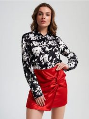 Spódnica mini z wiązaniem - czerwony. Czerwone spódnice damskie Sinsay, l, bez wzorów, z satyny, mini, dopasowane. Za 49.99 zł.