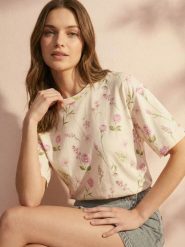 Bawełniana koszulka w kwiaty - wielobarwny. T-shirty damskie Sinsay, l, bez wzorów, z bawełny, bez kołnierzyka. Za 25.99 zł.