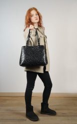 Elegancka skórzana torebka damska Canaletto – unikalna faktura przypominająca krople TD905s258. Czarne torebki do ręki damskie bez wzorów, ze skóry, eleganckie, bez dodatków. Za 465.50 zł.