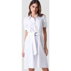 NA-KD Trend Sukienka koszulowa z paskiem - White. Sukienki damskie marki NA-KD Trend. W wyprzedaży za 73.17 zł.