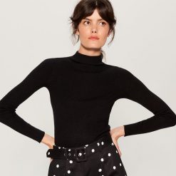 Dopasowany sweter - Czarny. Swetry damskie marki Mohito. Za 59.99 zł.