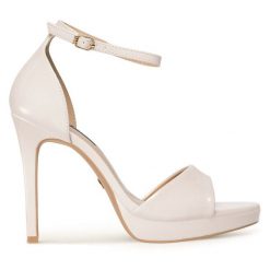 Sandały Nine West. Białe klapki damskie Nine West, bez wzorów, bez obcasa, na szpilce, bez zapięcia. Za 229.99 zł.