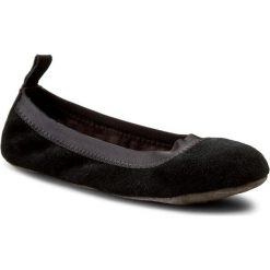 Kapcie UGG - W Mitra 1015932 W/Blk. Kapcie damskie marki UGG. W wyprzedaży za 289.00 zł.
