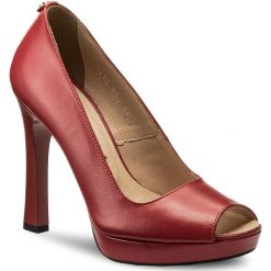 Półbuty OLEKSY - 554/230 Czerwony. Czerwone półbuty damskie Oleksy, z materiału, eleganckie. W wyprzedaży za 199.00 zł.