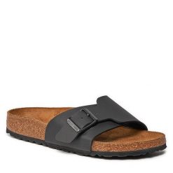 Klapki Birkenstock. Czarne klapki damskie Birkenstock, bez wzorów, bez obcasa. Za 359.99 zł.