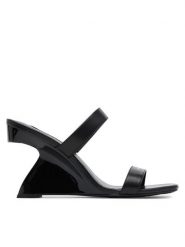 KARL LAGERFELD Klapki KL34611 Czarny. Czarne klapki damskie KARL LAGERFELD, bez wzorów, ze skóry, bez obcasa. Za 799.99 zł.