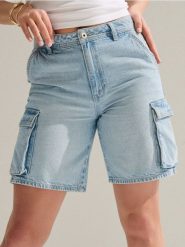 Bermudy jeansowe cargo - niebieski. Niebieskie szorty damskie Sinsay, bez wzorów, z jeansu. W wyprzedaży za 45.99 zł.