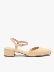 Jasnożółte czółenka slingback na niskim słupku. Żółte czółenka damskie Ryłko, bez wzorów, ze skóry, z okrągłym noskiem, bez obcasa, na obcasie, bez zapięcia. Za 379.99 zł.