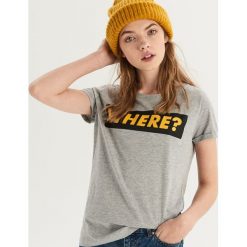 T-shirt z nadrukiem - Jasny szar. Szare t-shirty damskie Sinsay, l, bez wzorów, bez kołnierzyka. W wyprzedaży za 7.99 zł.