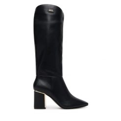 Kozaki DKNY. Czarne kozaki damskie DKNY, bez obcasa, na słupku. Za 879.99 zł.