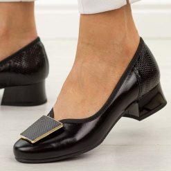 Czarne skórzane Polskie czółenka damskie na obcasie Góral 1932. Czarne czółenka damskie Góral, z aplikacjami, ze skóry, biznesowe, z okrągłym noskiem, bez obcasa, na obcasie, bez zapięcia. Za 419.00 zł.