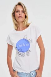 Bawełniana bluzka z nadrukiem biała. Białe bluzki damskie MOODO, bez wzorów, z bawełny, bez kołnierzyka, bez ramiączek. Za 59.99 zł.